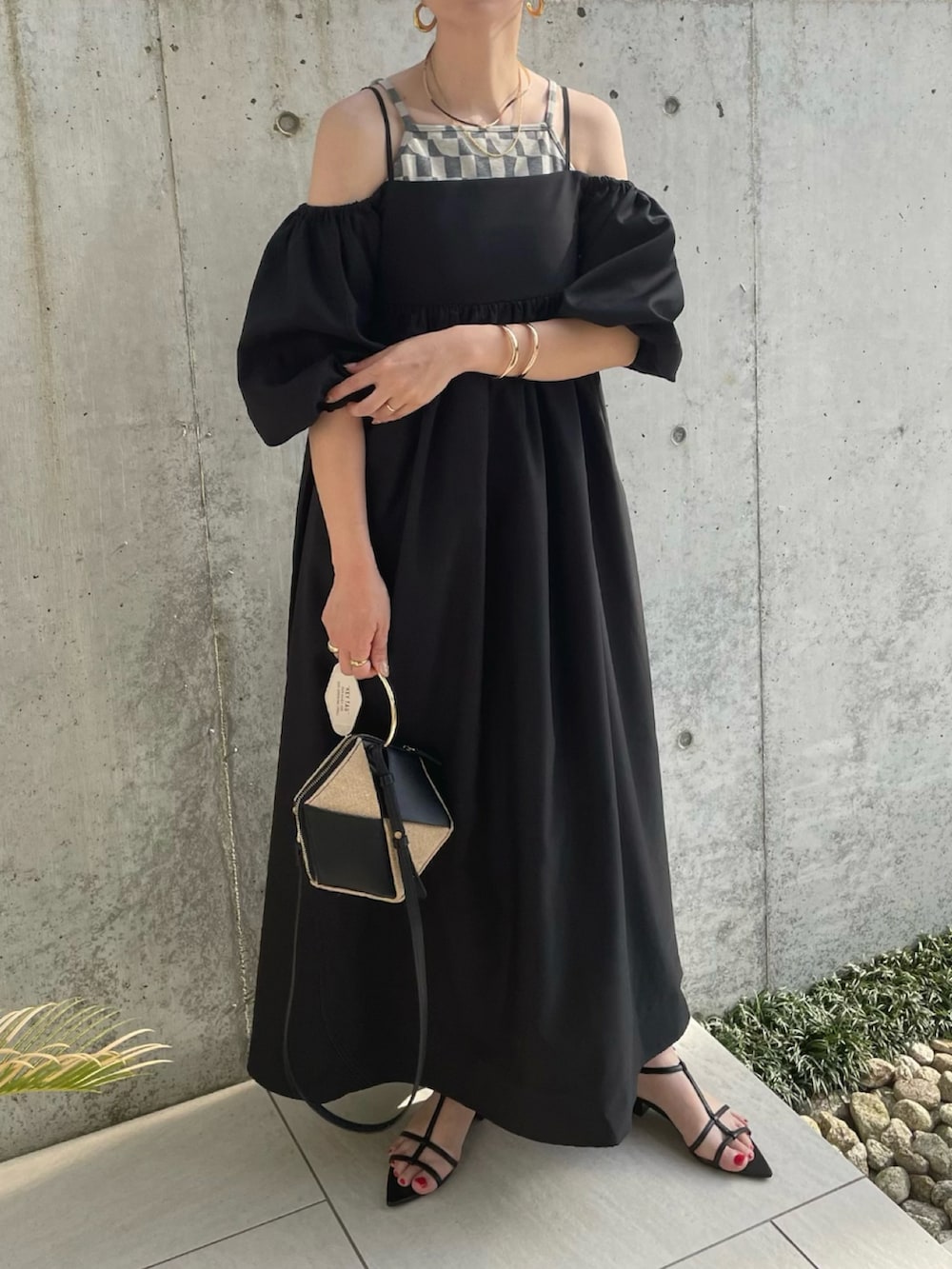 「オフショルダー、オフショルワンピース、Stylevoice for xxx、ワンピース、おでかけコーデ、ブラックコーデ、大人女子、Tストラップサンダル、EVOL(EVOL)、サンダル、夏コーデ、バックシャン、ロングワンピース、STYLEVOICE、Kastane」｜「Stylevoice for xxxのオフショルボリュームスリーブワンピース（ワンピース、ブラック系）」を使った、MISATO さん（レディース・161cm）の春コーディネートの4枚目の写真