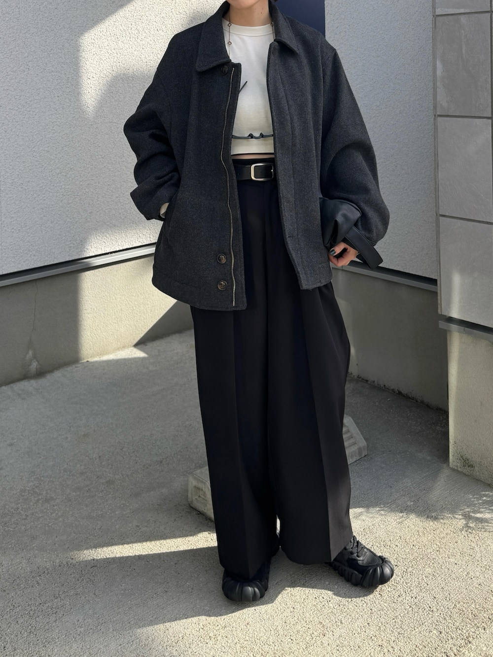 グレー系のその他アウター、ホワイト系のTシャツ/カットソー、ブラック系のその他パンツを着用したレディースの秋コーディネートの2枚目の写真