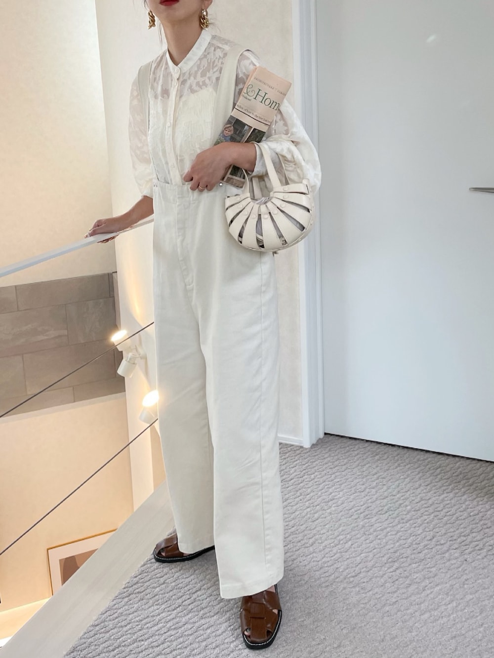 ホワイト系のシャツ/ブラウス、ホワイト系のサロペット/オーバーオール、ホワイト系のトートバッグを着用したレディースの夏コーディネートの3枚目の写真