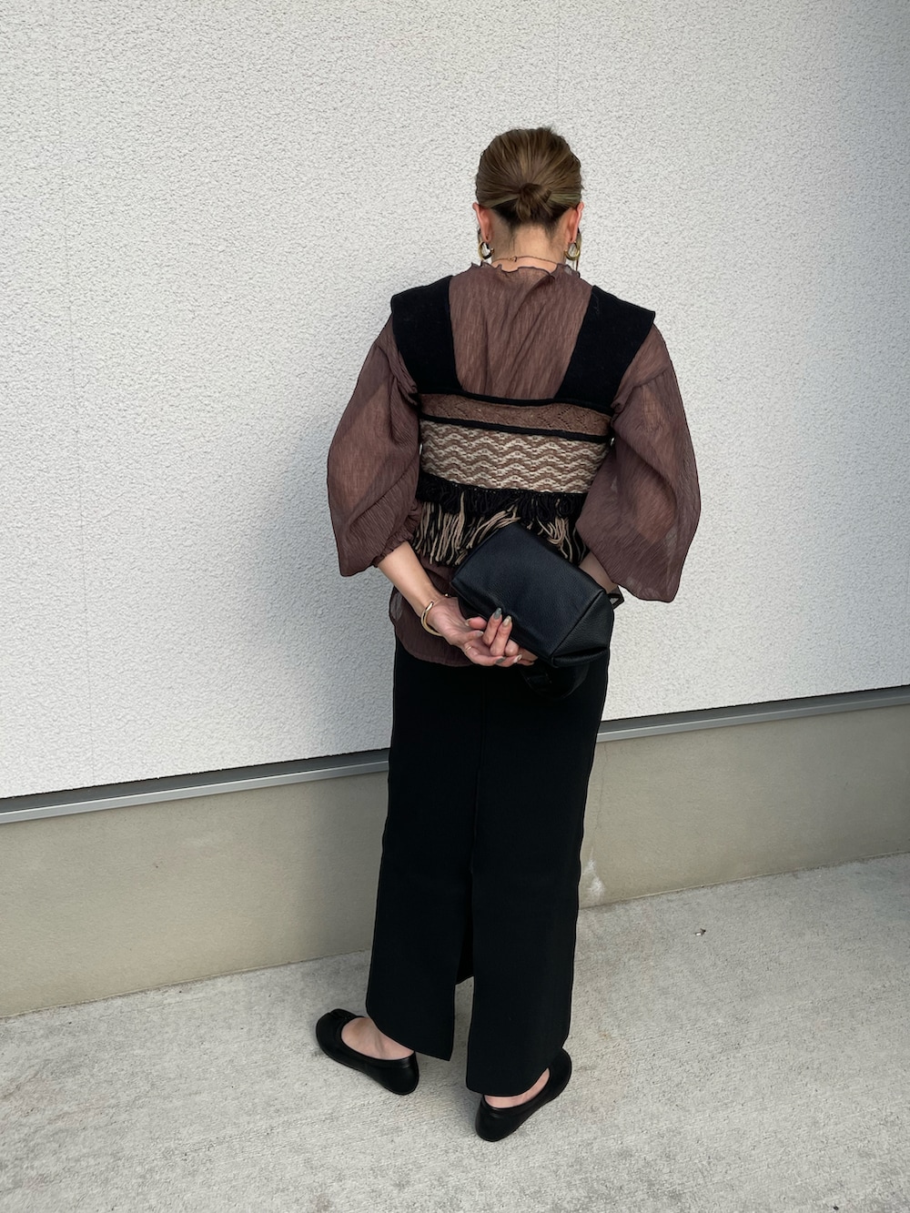 ブラウン系のシャツ/ブラウス、ブラック系のスカート、ブラック系のパンプスを着用したレディースの夏コーディネートの5枚目の写真