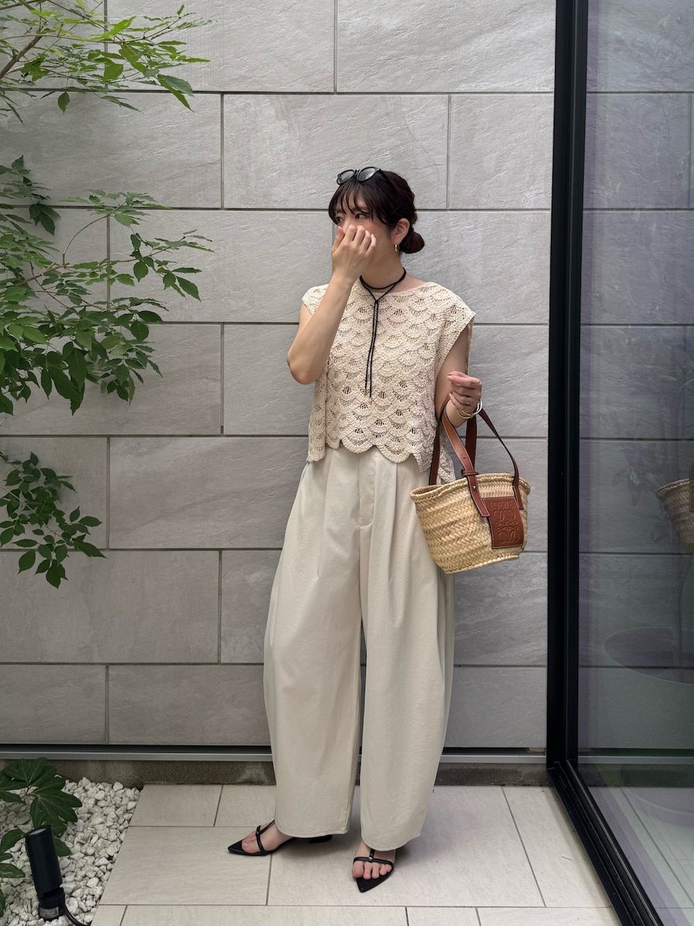 ブラック系のサンダル、ベージュ系のその他トップス、ホワイト系のチノパンツを着用したレディースの夏コーディネートの2枚目の写真