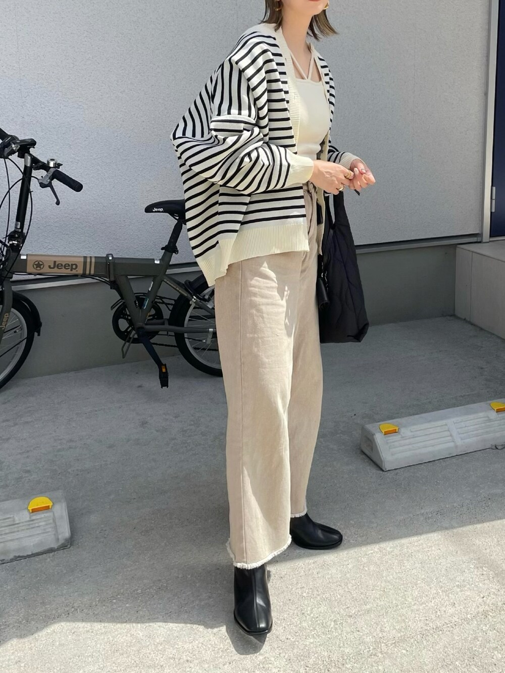 その他のカーディガン/ボレロ、ベージュ系のデニムパンツ、ホワイト系のキャミソールを着用したレディースの秋コーディネートの2枚目の写真