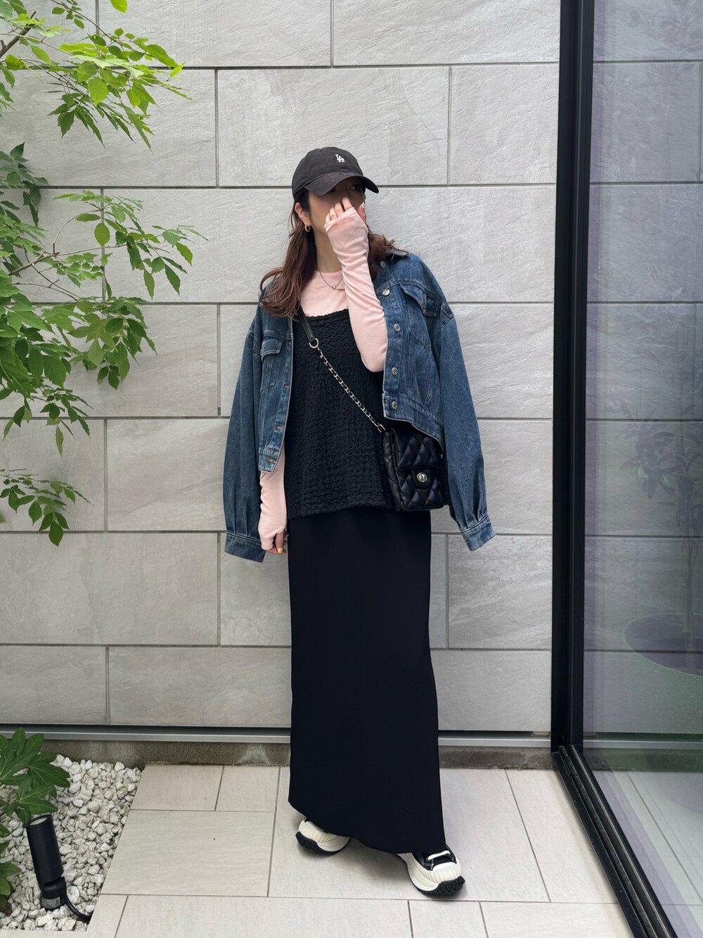 ブラック系のスカート、ピンク系のTシャツ/カットソー、ブラック系のシャツ/ブラウスを着用したレディースの夏コーディネートの3枚目の写真