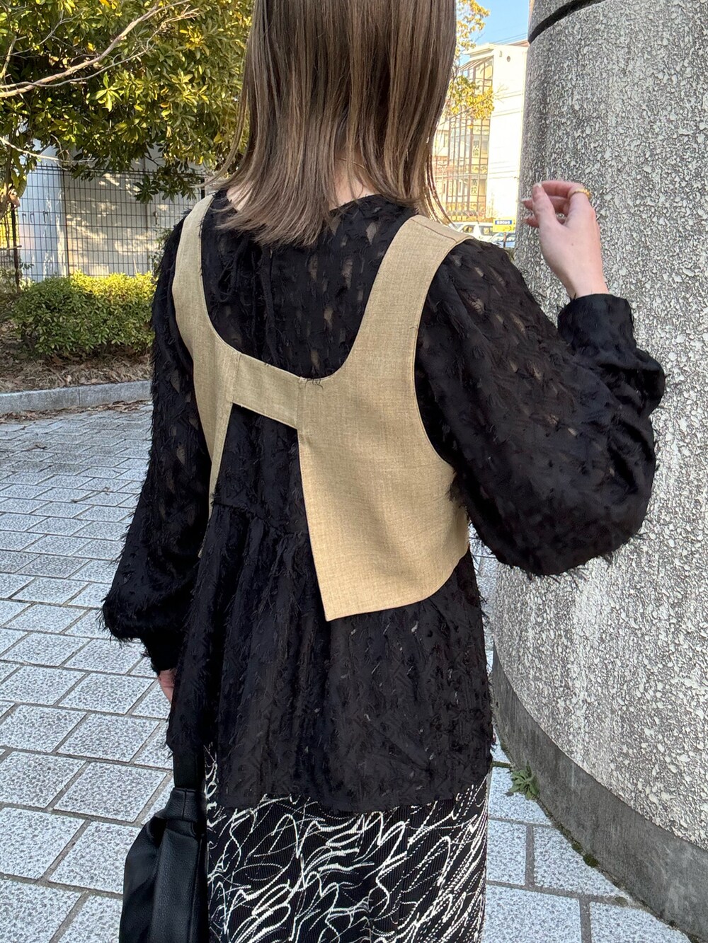 ベージュ系のキャミソール、ブラック系のシャツ/ブラウス、ブラック系のスカートを着用したレディースの春コーディネートの5枚目の写真