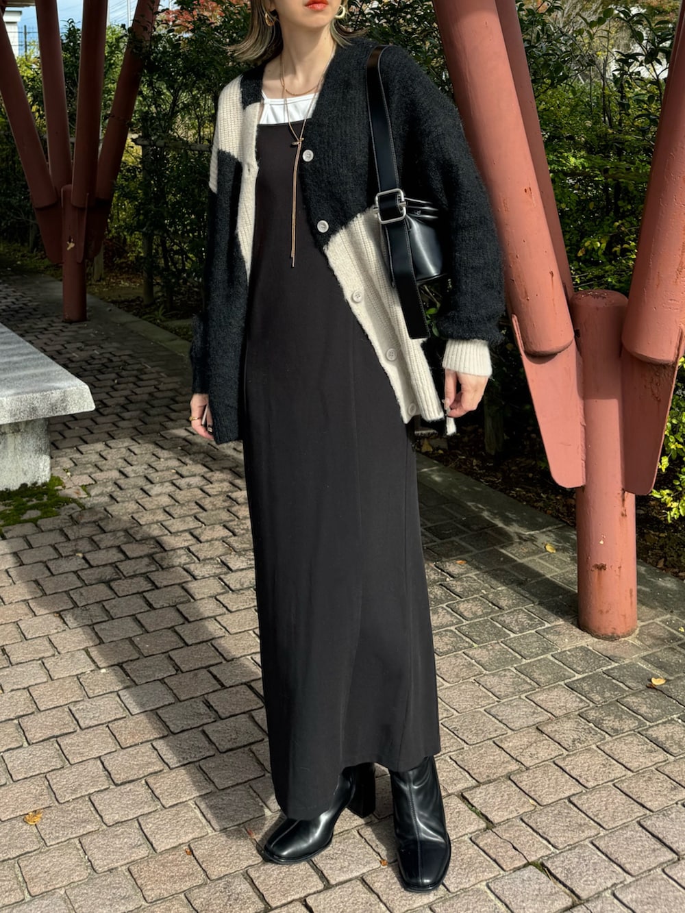 ブラック系のカーディガン/ボレロ、ゴールド系のネックレスを着用したレディースの冬コーディネートの2枚目の写真