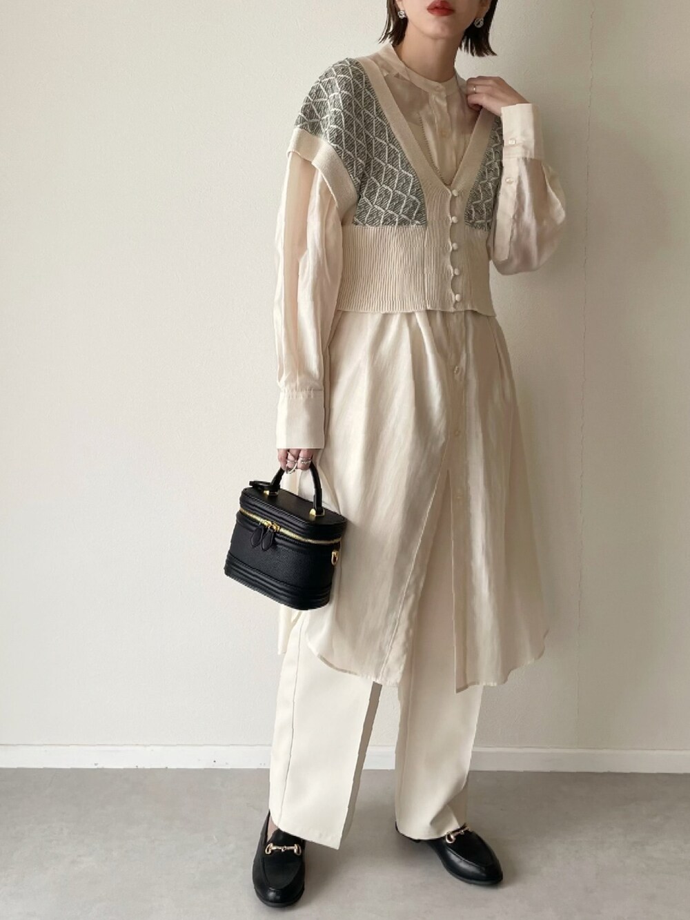 ブルー系のニット/セーター、ホワイト系のシャツワンピース、ブラック系のその他シューズを着用したレディースの冬コーディネートの2枚目の写真