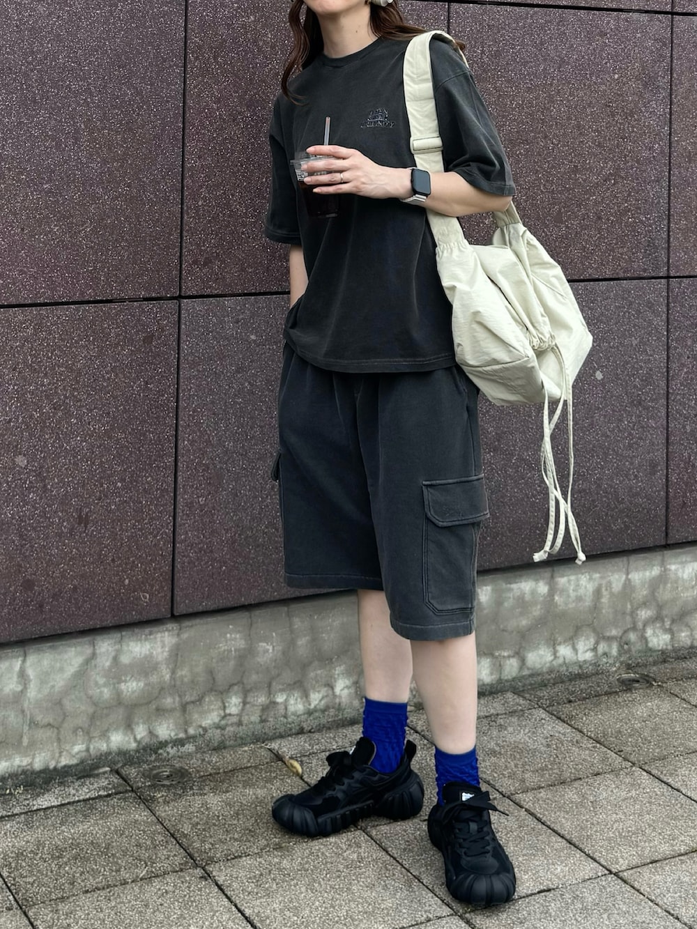 ブラック系のその他パンツ、ブラック系のTシャツ/カットソー、ブラック系のスニーカーを着用したレディースの夏コーディネートの4枚目の写真