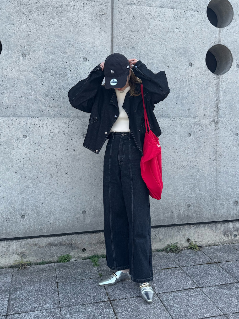 「EVOL(EVOL)、メタリックシューズ、デニムジャケット、デニムパンツ、セットアップ、capricieuxlemage、差し色コーデ、トートバッグ、春めき満開コーデ、春コーデ、mystic、キャップ、パンプス、着回しコーデ、大人カジュアル」｜「EVOLの【軽量・柔らかい】ゴールドモチーフスクエアパンプス IY5601（パンプス、シルバー系）」を使った、MISATO さん（レディース・161cm）の春コーディネートの2枚目の写真