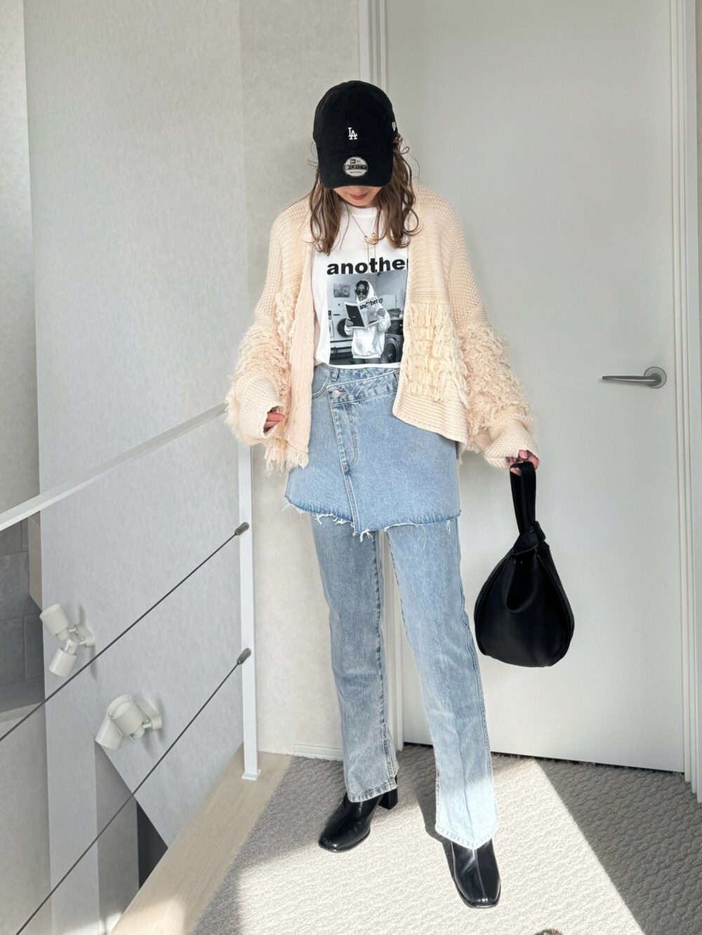 ホワイト系のTシャツ/カットソー、ブルー系のスカート、ブルー系のその他パンツを着用したレディースの冬コーディネートの3枚目の写真