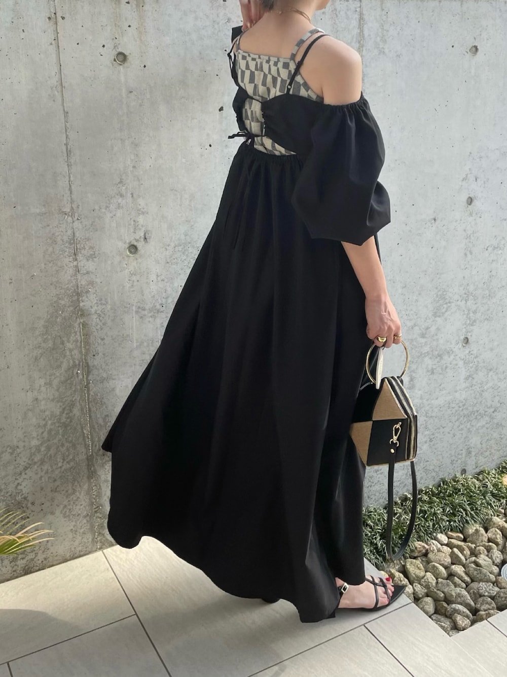 「オフショルダー、オフショルワンピース、Stylevoice for xxx、ワンピース、おでかけコーデ、ブラックコーデ、大人女子、Tストラップサンダル、EVOL(EVOL)、サンダル、夏コーデ、バックシャン、ロングワンピース、STYLEVOICE、Kastane」｜「Stylevoice for xxxのオフショルボリュームスリーブワンピース（ワンピース、ブラック系）」を使った、MISATO さん（レディース・161cm）の春コーディネートの5枚目の写真