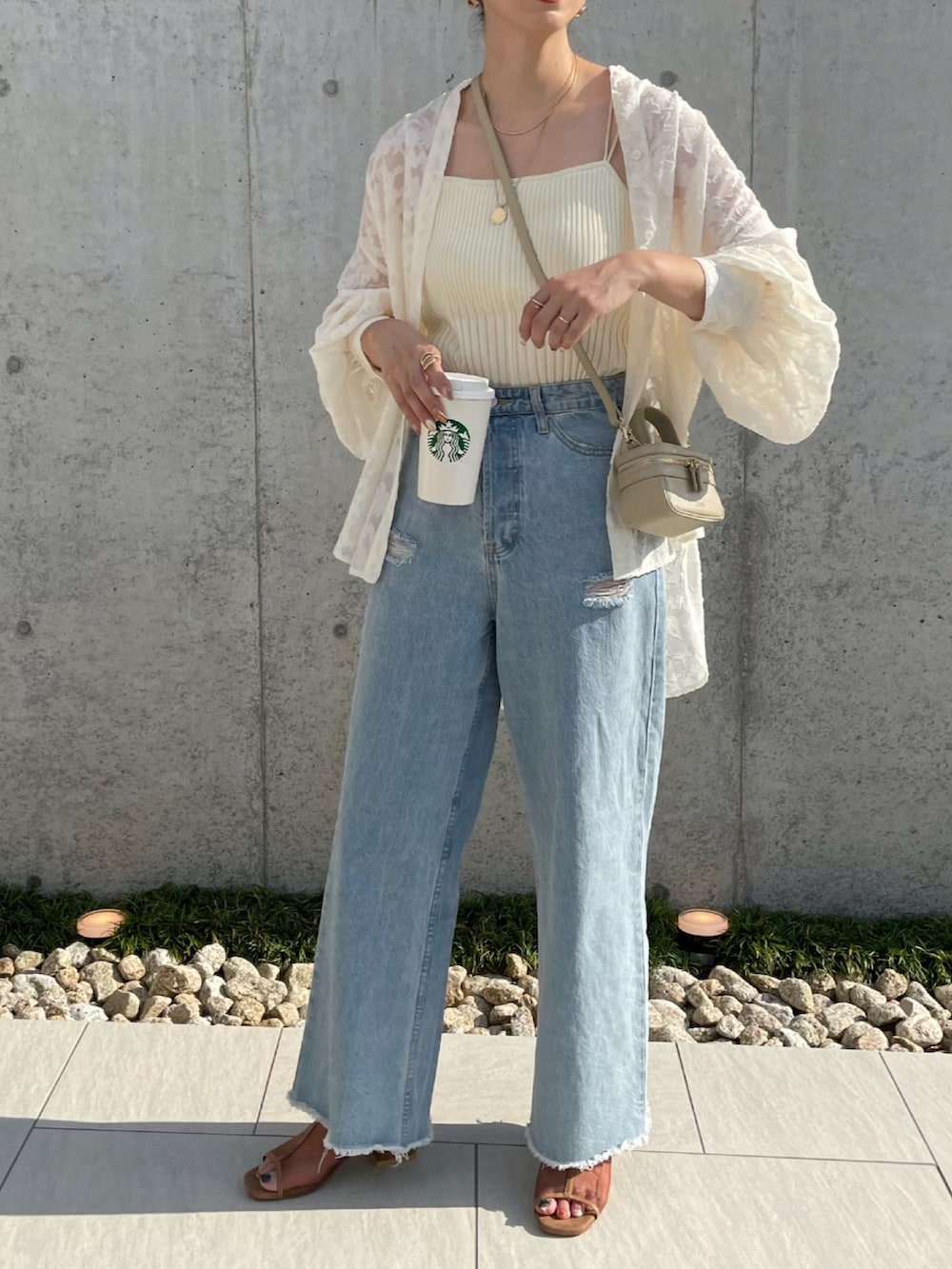 ホワイト系のシャツ/ブラウス、ブルー系のデニムパンツ、ベージュ系のショルダーバッグを着用したレディースの夏コーディネートの4枚目の写真