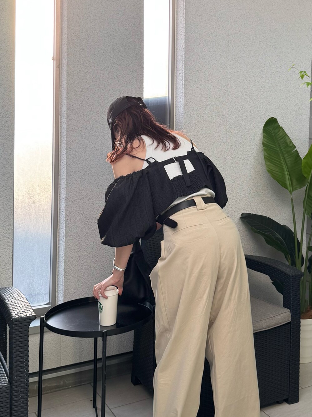ベージュ系のその他パンツ、ブラック系のサンダル、ブラック系のシャツ/ブラウスを着用したレディースの春コーディネートの5枚目の写真
