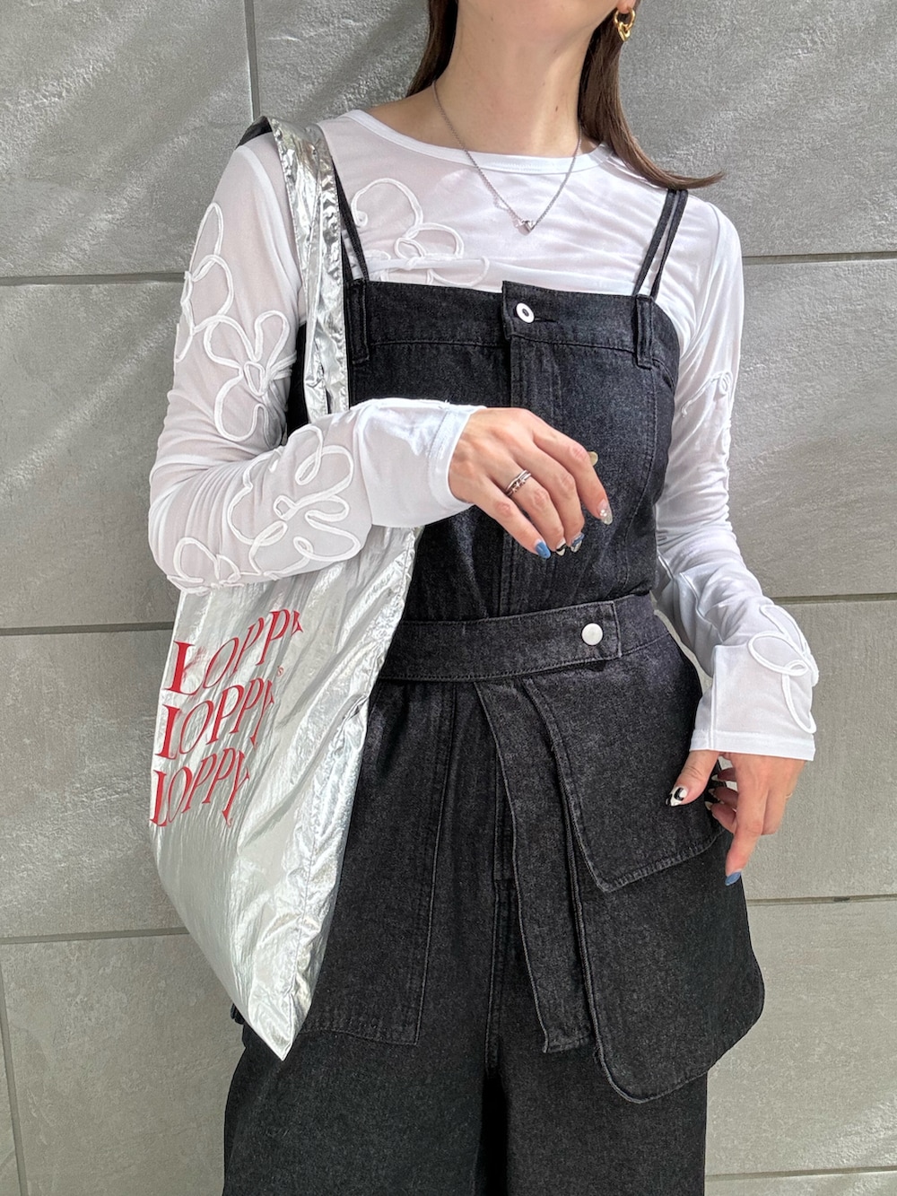 ブラック系のサロペット/オーバーオール、シルバー系のトートバッグ、シルバー系のサンダルを着用したレディースの夏コーディネートの5枚目の写真