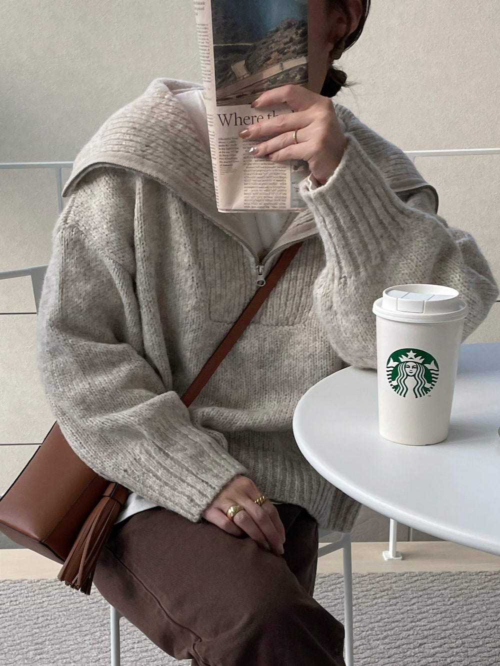 ホワイト系のニット/セーター、イエロー系のショルダーバッグ、ホワイト系のTシャツ/カットソーを着用したレディースの秋コーディネートの3枚目の写真