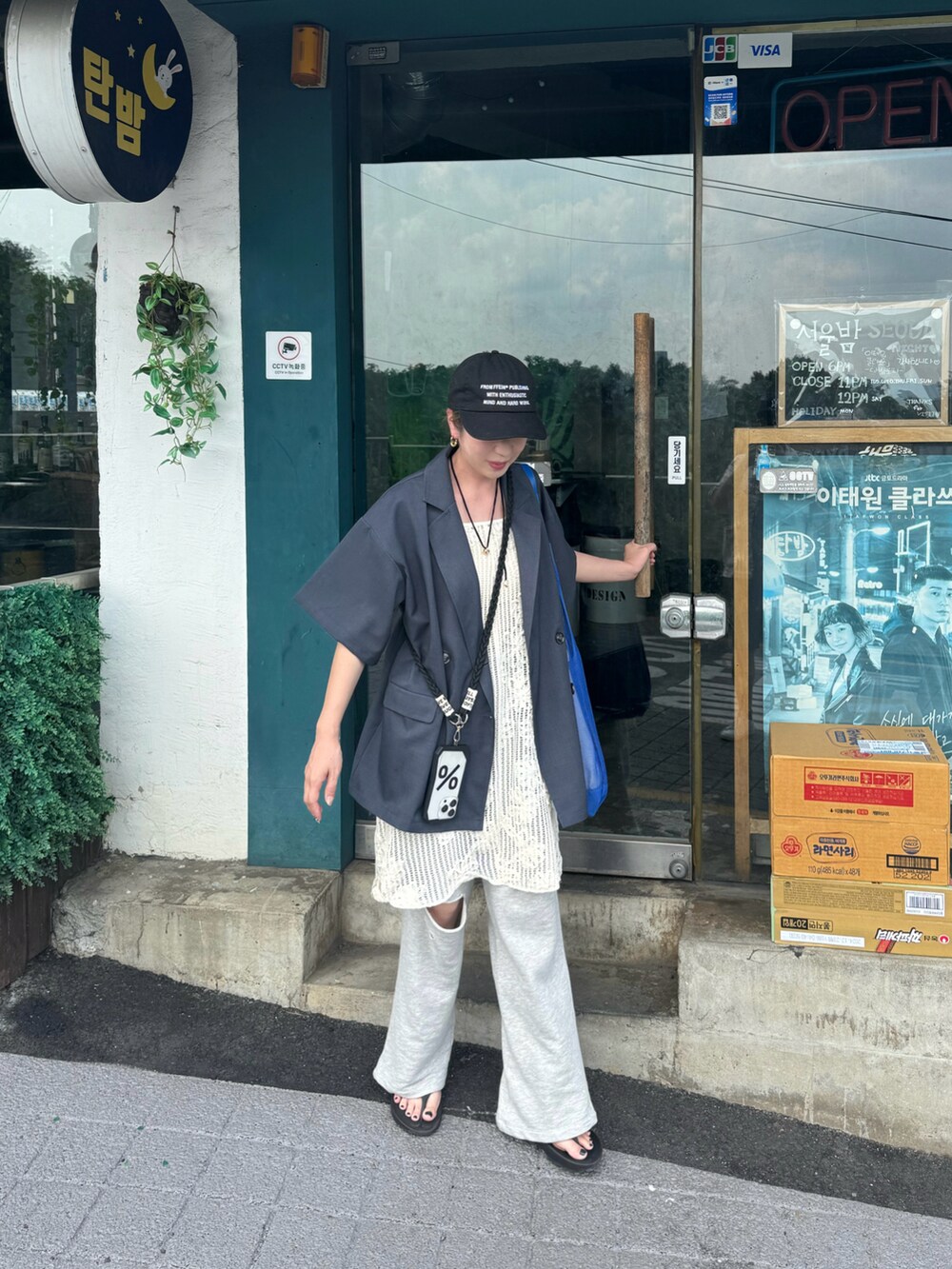 ホワイト系のワンピース、グレー系のスウェットパンツ、ブラック系のサンダルを着用したレディースの夏コーディネートの4枚目の写真