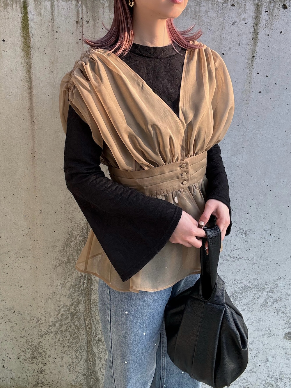 ブラック系のTシャツ/カットソー、ベージュ系のTシャツ/カットソー、ブラック系のサンダルを着用したレディースの春コーディネートの4枚目の写真