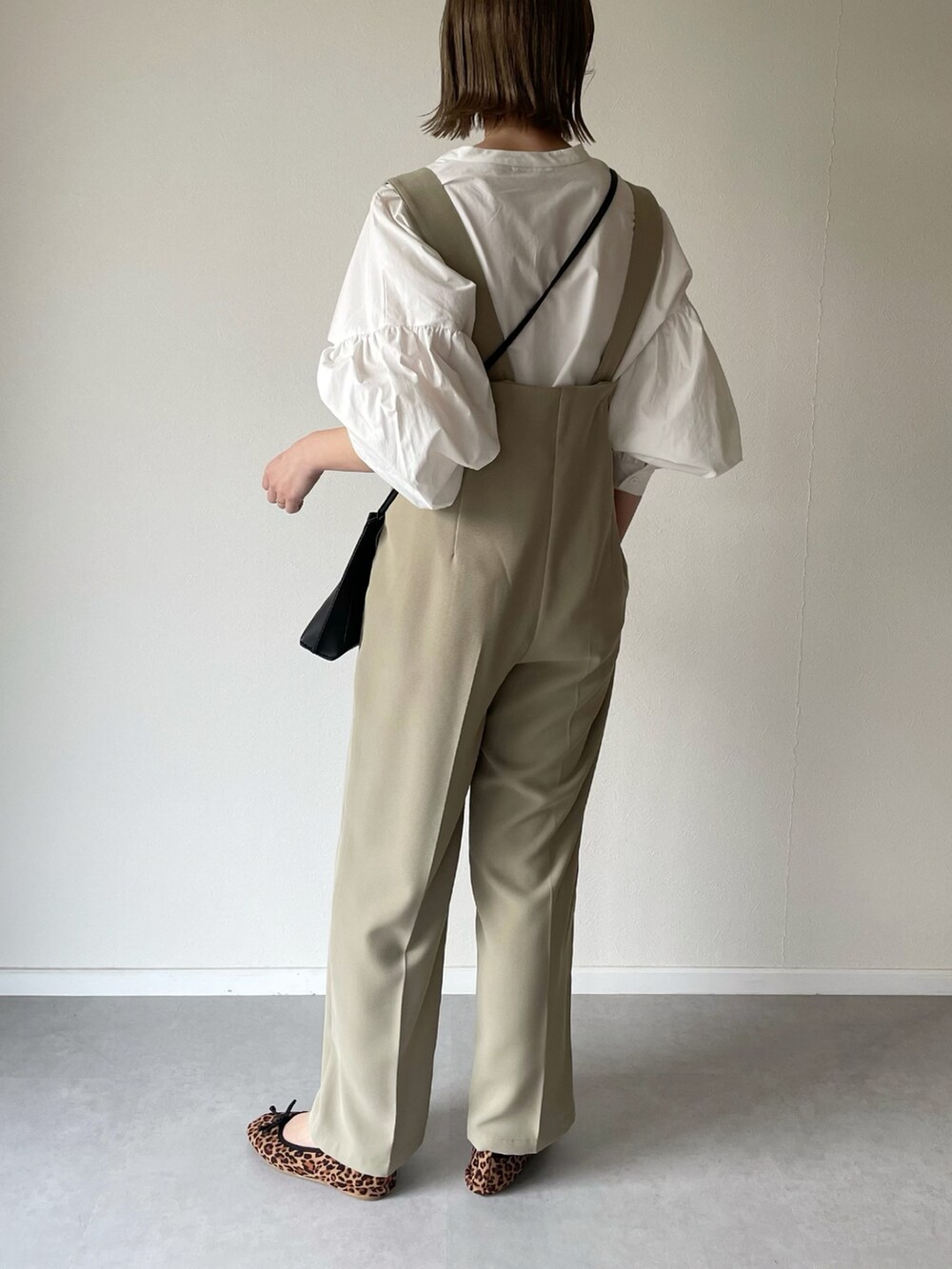 ブラック系のショルダーバッグ、グリーン系のサロペット/オーバーオール、その他のバレエシューズを着用したレディースの春コーディネートの2枚目の写真