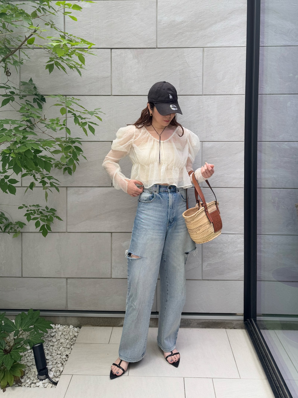 ホワイト系のシャツ/ブラウス、ブラック系のサンダル、ブラウン系のトートバッグを着用したレディースの春コーディネートの3枚目の写真