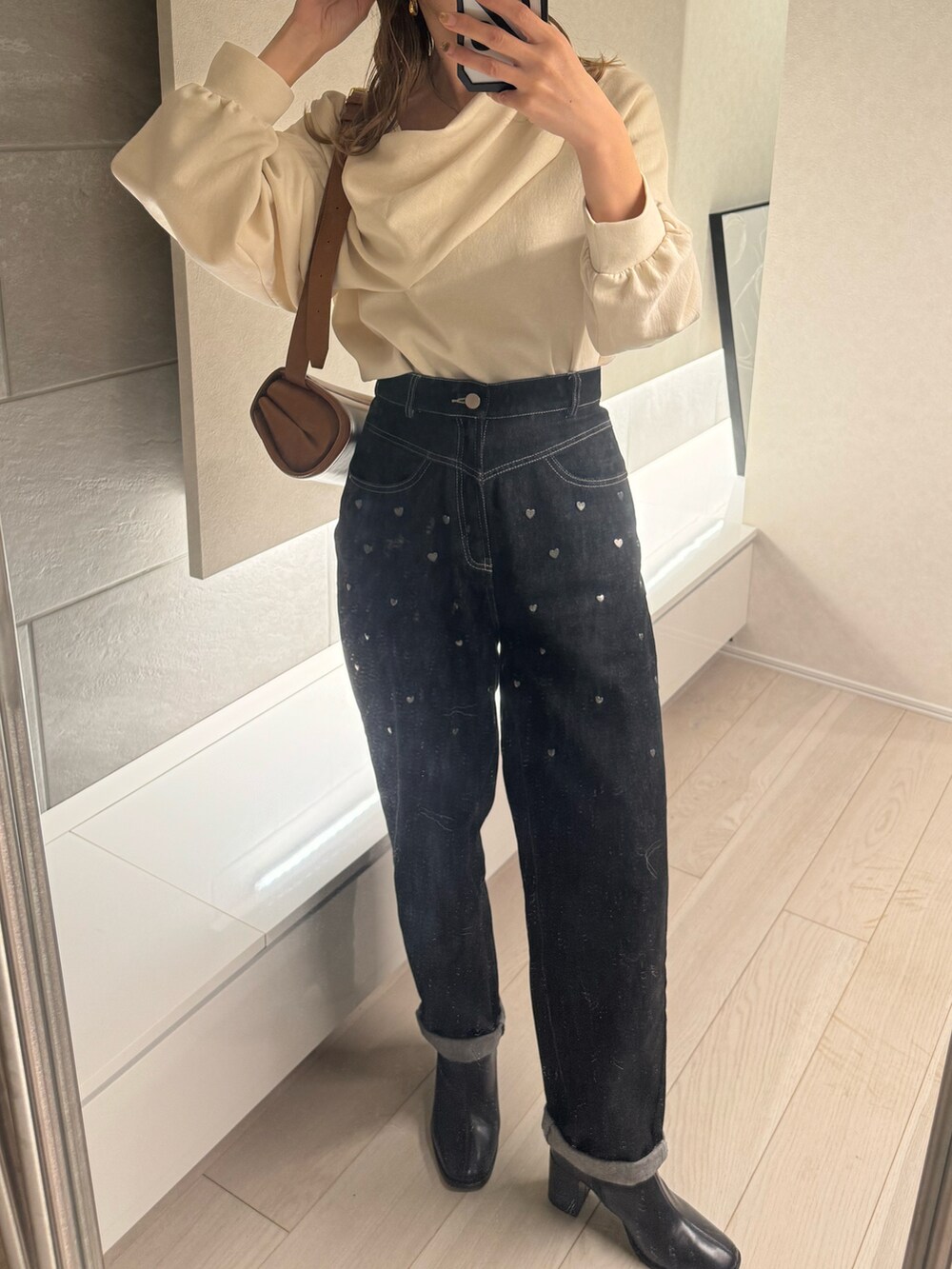 「オフショル、大人カジュアル、着回しコーデ、キャップ、ブーツスタイル、willfully、capricieuxlemage、秋冬コーデ、大人女子、シンプルコーデ、スタッズデニム、デニム、ロールアップデニム」｜「WILLFULLYのheart rivet & embroidery denim PT（デニムパンツ、ブラック系）」を使った、MISATO さん（レディース・161cm）の冬コーディネートの4枚目の写真