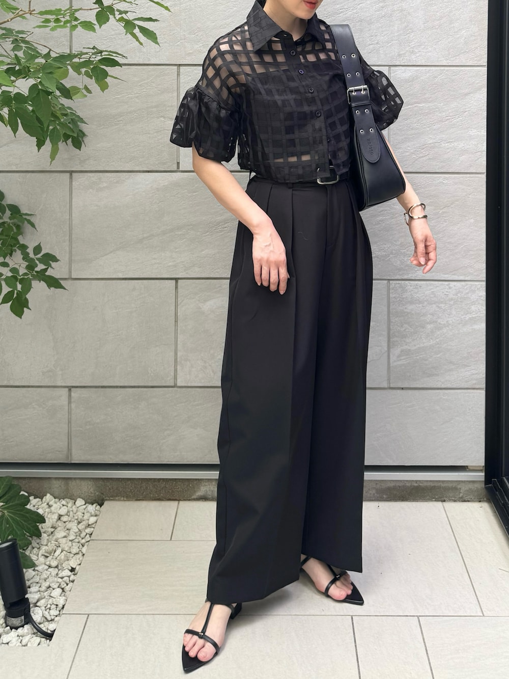 ブラック系のその他パンツ、ブラック系のハンドバッグ、ブラック系のサンダルを着用したレディースの夏コーディネートの2枚目の写真