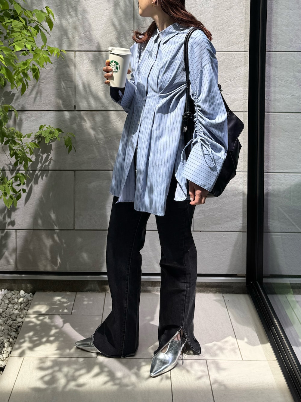 ブルー系のシャツ/ブラウス、ブラック系のデニムパンツ、シルバー系のパンプスを着用したレディースの春コーディネートの4枚目の写真