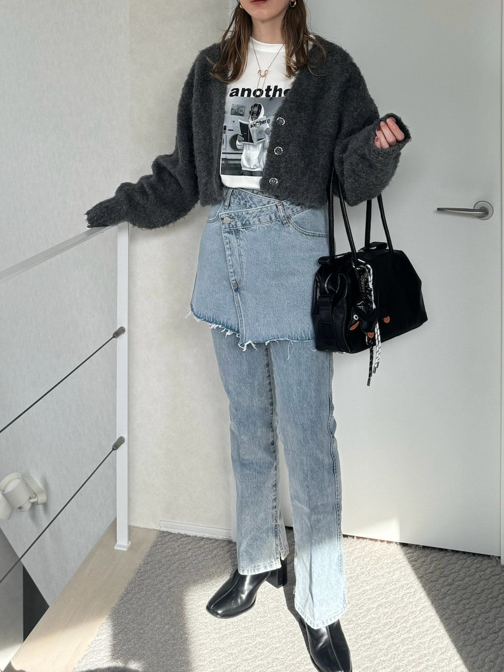 ホワイト系のTシャツ/カットソー、ブラック系のボストンバッグ、ブルー系のその他パンツを着用したレディースの春コーディネートの3枚目の写真