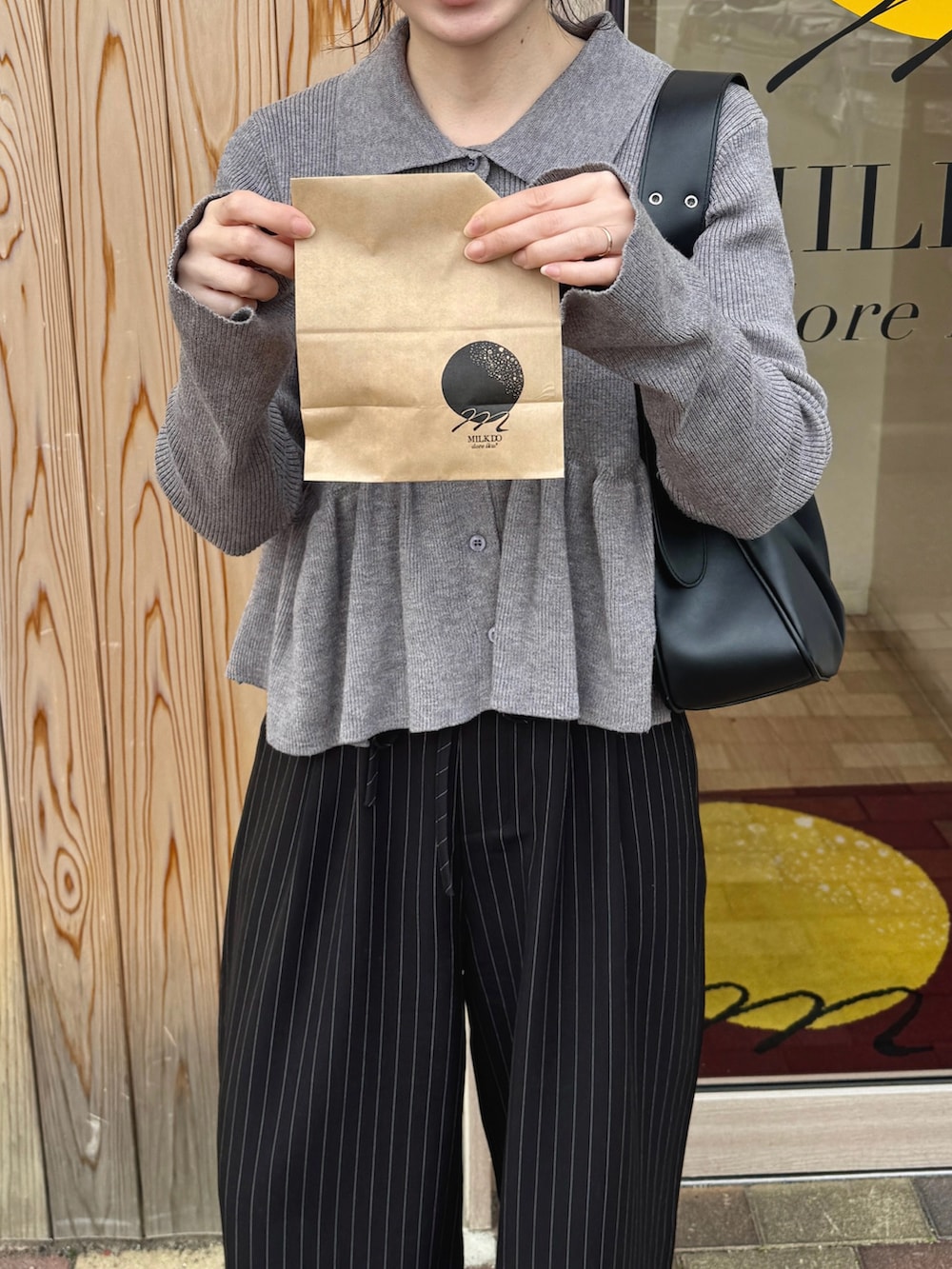 ブラック系のその他シューズ、グレー系のカーディガン/ボレロ、ブラック系のスラックスを着用したレディースの春コーディネートの3枚目の写真