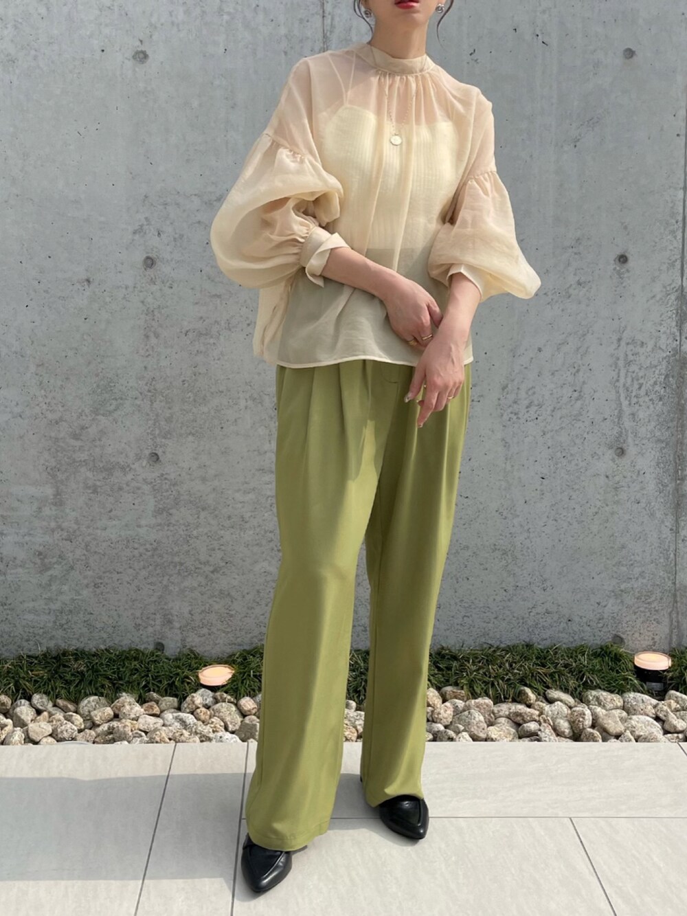 ホワイト系のシャツ/ブラウス、グリーン系のスラックス、ブラック系のローファーを着用したレディースの夏コーディネートの4枚目の写真