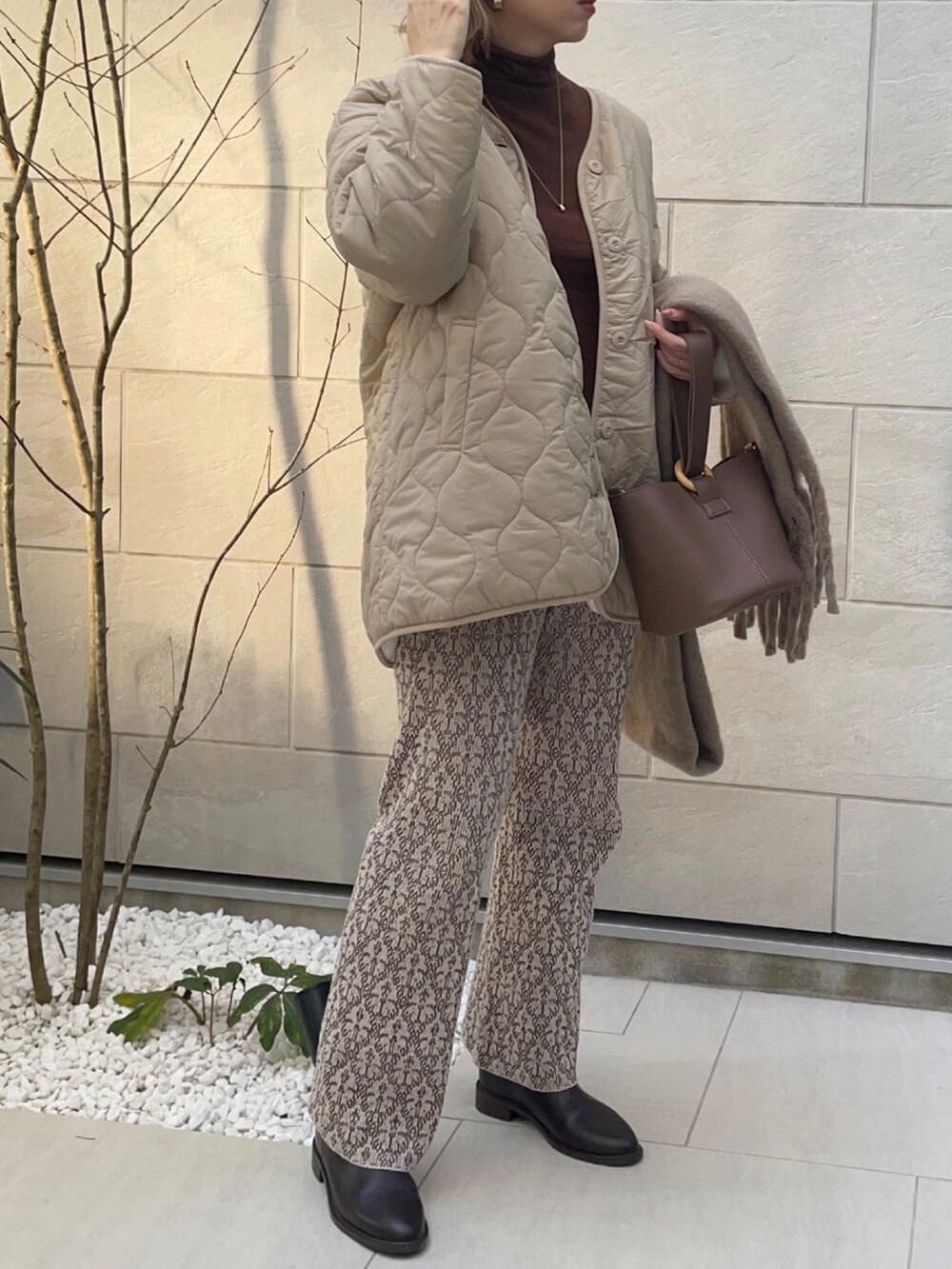 ベージュ系のブルゾン、ブラウン系のTシャツ/カットソー、ベージュ系のその他パンツを着用したレディースの秋コーディネートの2枚目の写真