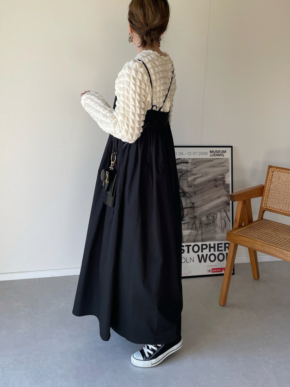 ホワイト系のカーディガン/ボレロ、ブラック系のワンピース、ブラック系のショルダーバッグを着用したレディースの春コーディネートの2枚目の写真