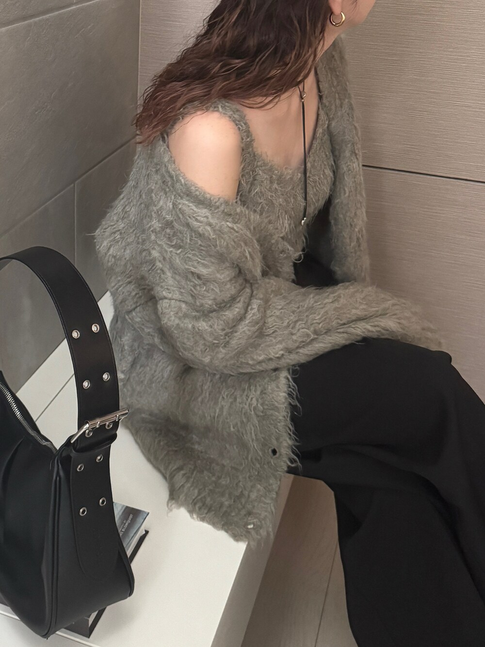 グレー系のカーディガン/ボレロ、ブラック系のスニーカー、ブラック系のハンドバッグを着用したレディースの秋コーディネートの2枚目の写真