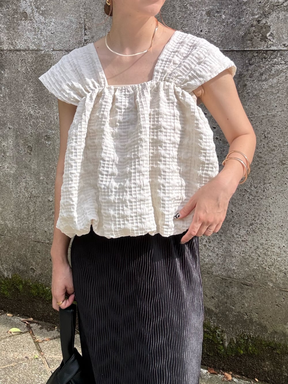 ホワイト系のその他トップス、ブラック系のスカート、ブラック系のサンダルを着用したレディースの夏コーディネートの5枚目の写真