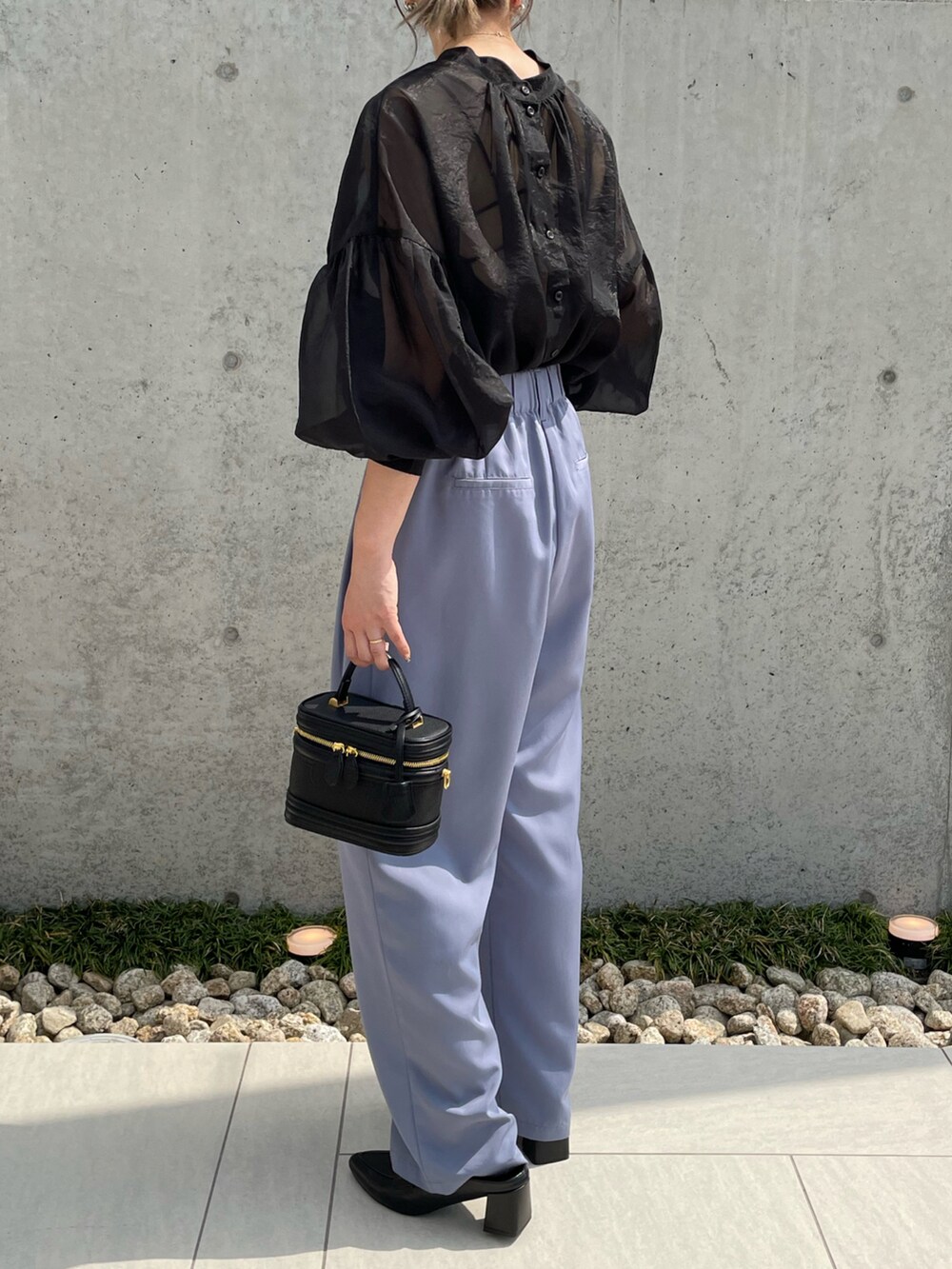 ブルー系のスラックス、ブラック系のシャツ/ブラウス、ブラック系のローファーを着用したレディースの夏コーディネートの2枚目の写真