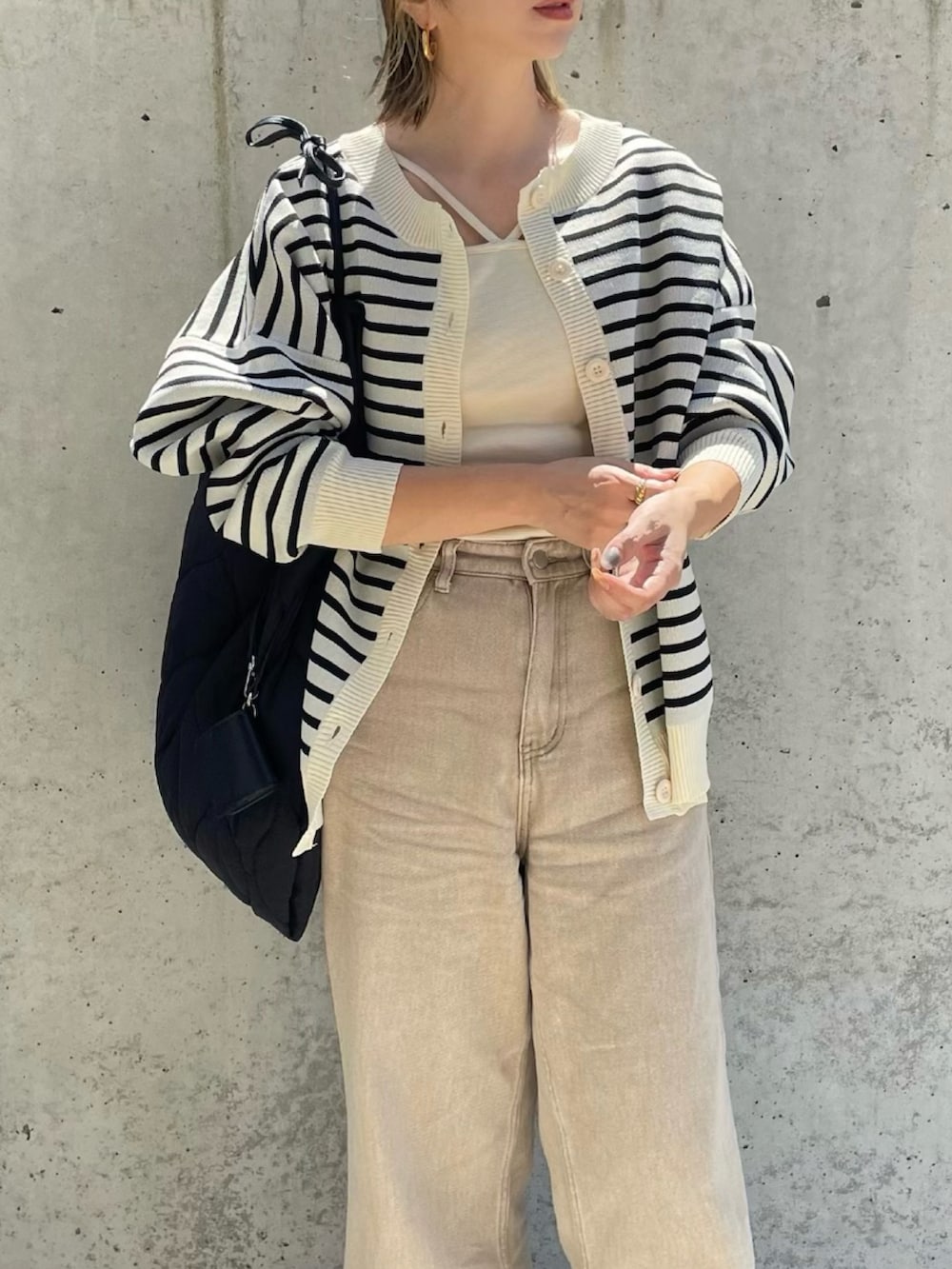 その他のカーディガン/ボレロ、ベージュ系のデニムパンツ、ホワイト系のキャミソールを着用したレディースの秋コーディネートの5枚目の写真