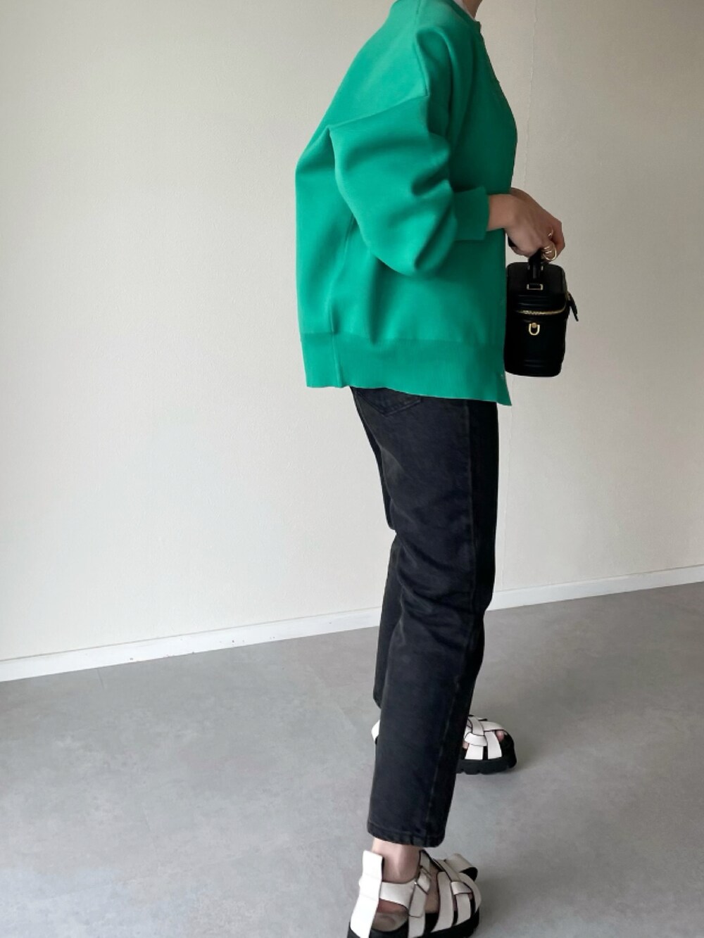 グリーン系のカーディガン/ボレロを着用したレディースの春コーディネートの3枚目の写真
