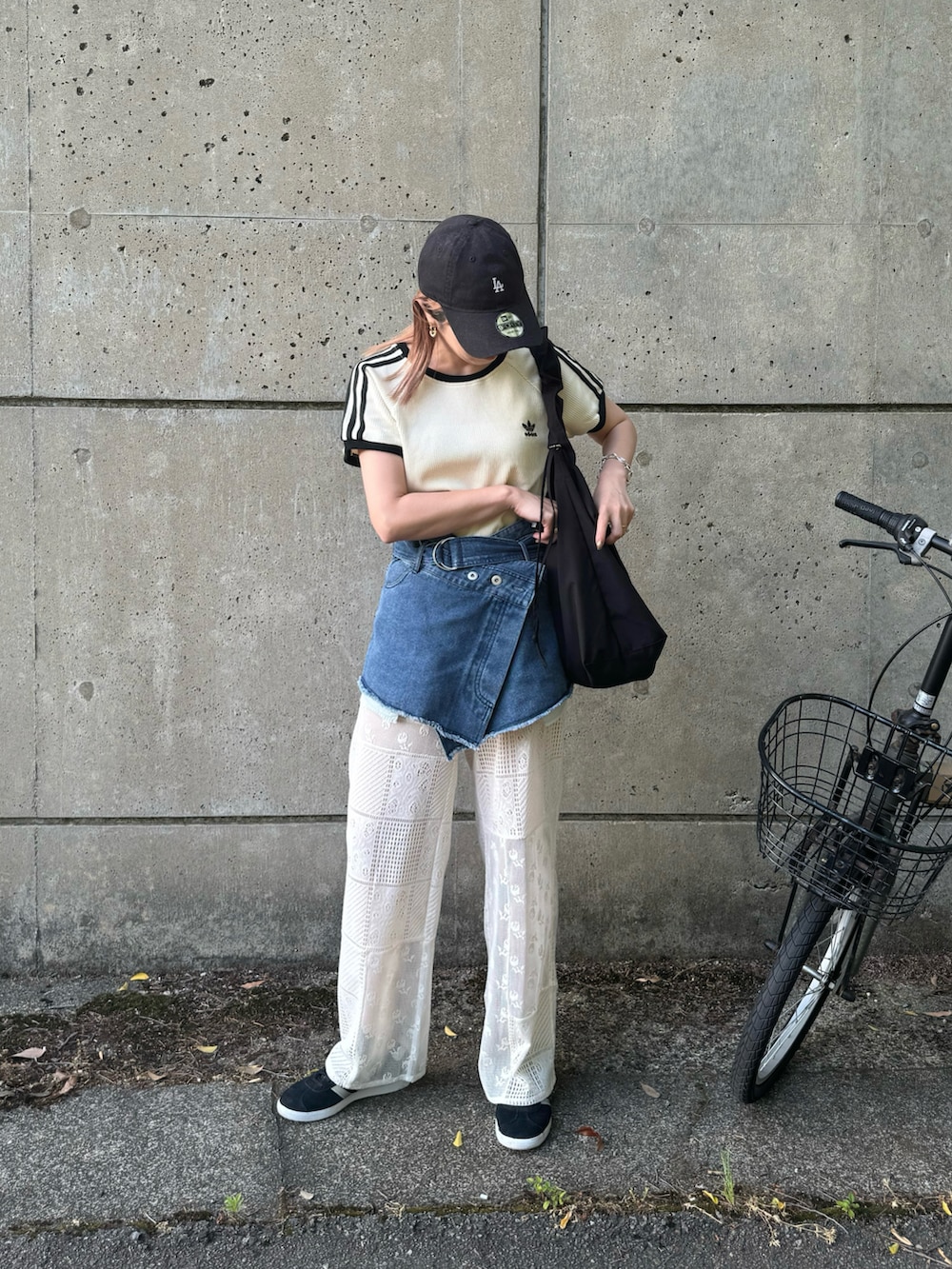 ホワイト系のTシャツ/カットソー、ブラック系のスニーカー、ブラック系のショルダーバッグを着用したレディースの夏コーディネートの3枚目の写真