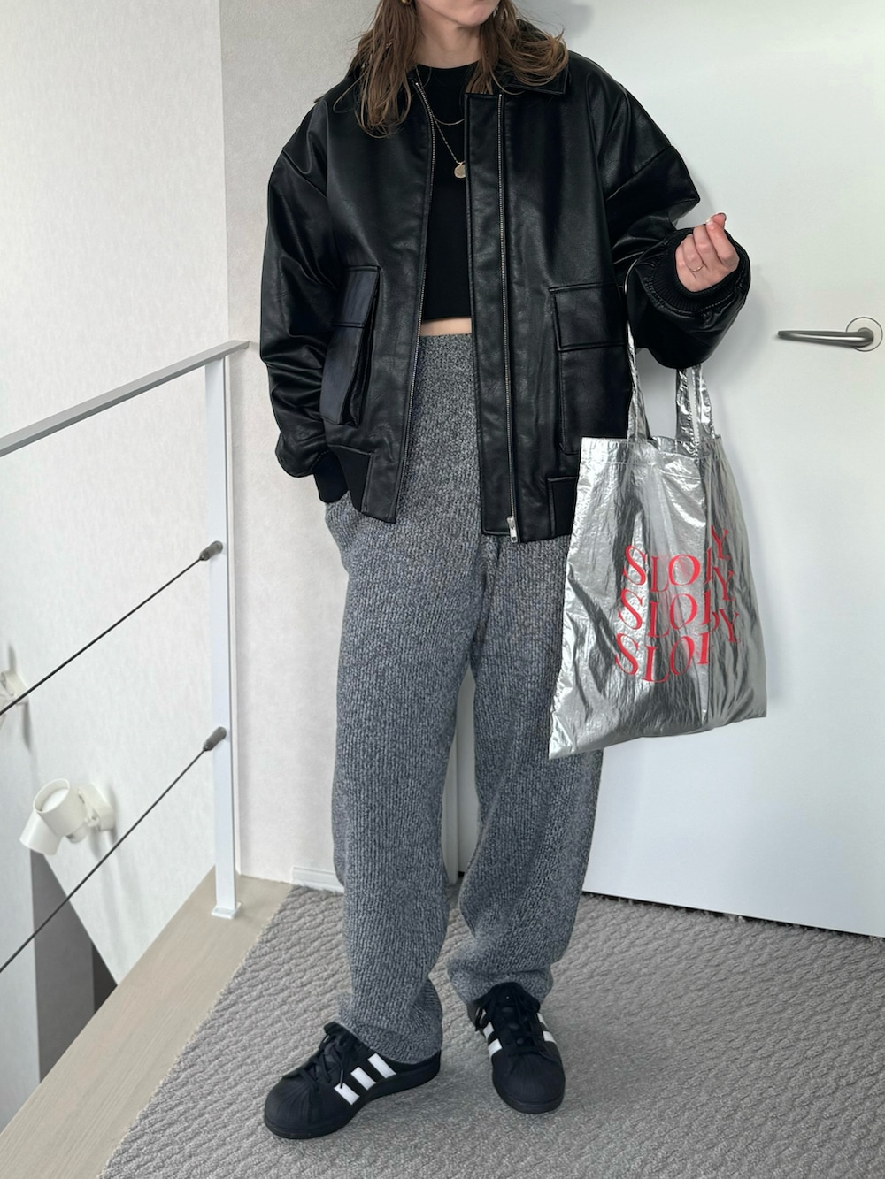 グレー系のその他パンツ、ブラック系のブルゾン、ブラック系のTシャツ/カットソーを着用したレディースの冬コーディネートの2枚目の写真