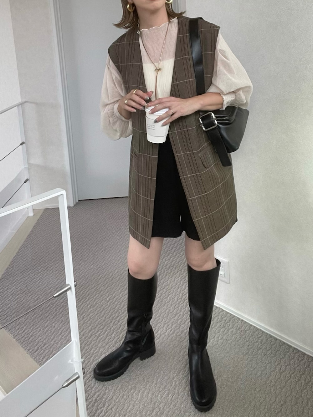 ホワイト系のシャツ/ブラウス、その他のベスト、ブラック系のその他パンツを着用したレディースの秋コーディネートの2枚目の写真