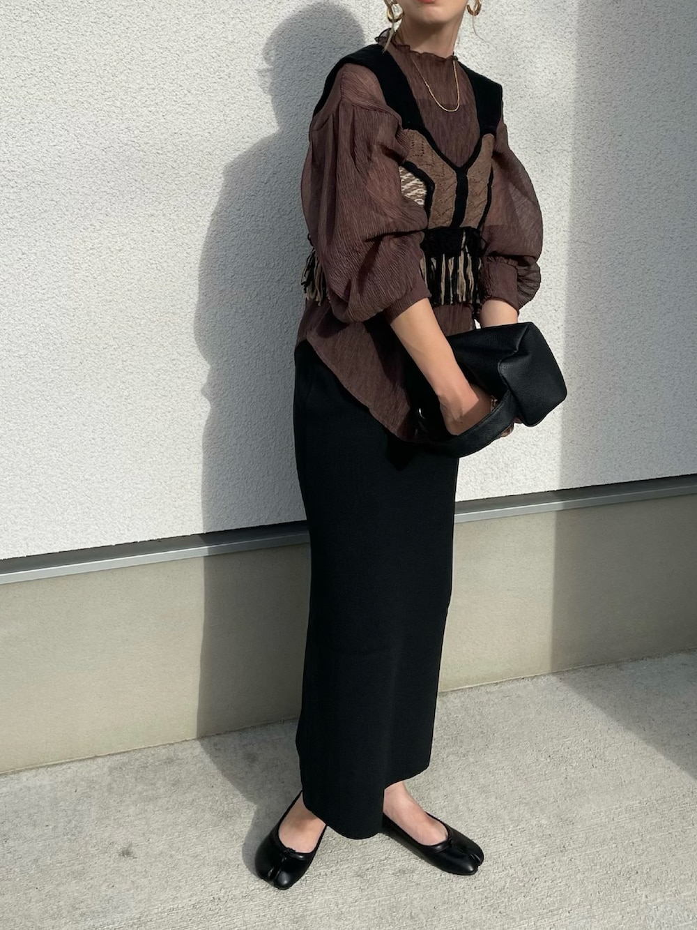 ブラウン系のシャツ/ブラウス、ブラック系のスカート、ブラック系のパンプスを着用したレディースの夏コーディネートの2枚目の写真