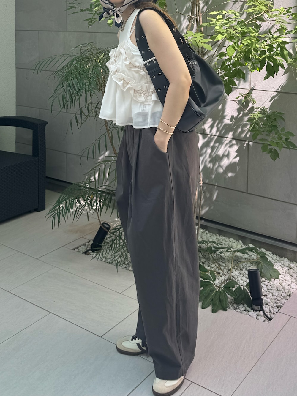 ホワイト系のキャミソール、ブラウン系のその他パンツ、ベージュ系のスニーカーを着用したレディースの夏コーディネートの2枚目の写真