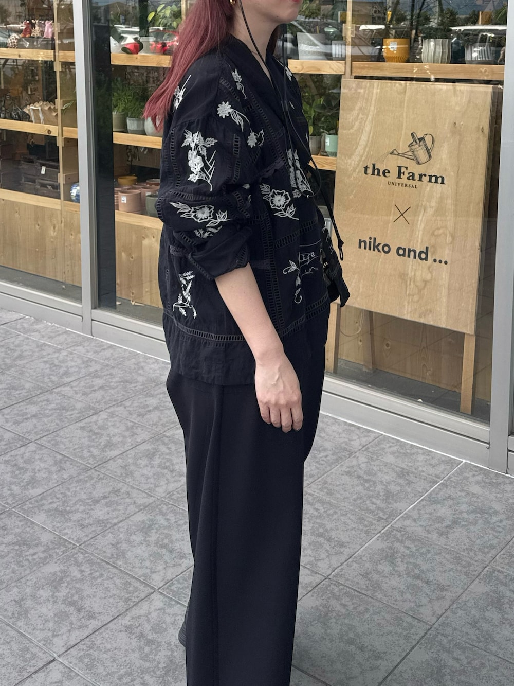 ブラック系のシャツ/ブラウス、ブラック系のその他パンツ、ブラック系のスニーカーを着用したレディースの夏コーディネートの5枚目の写真