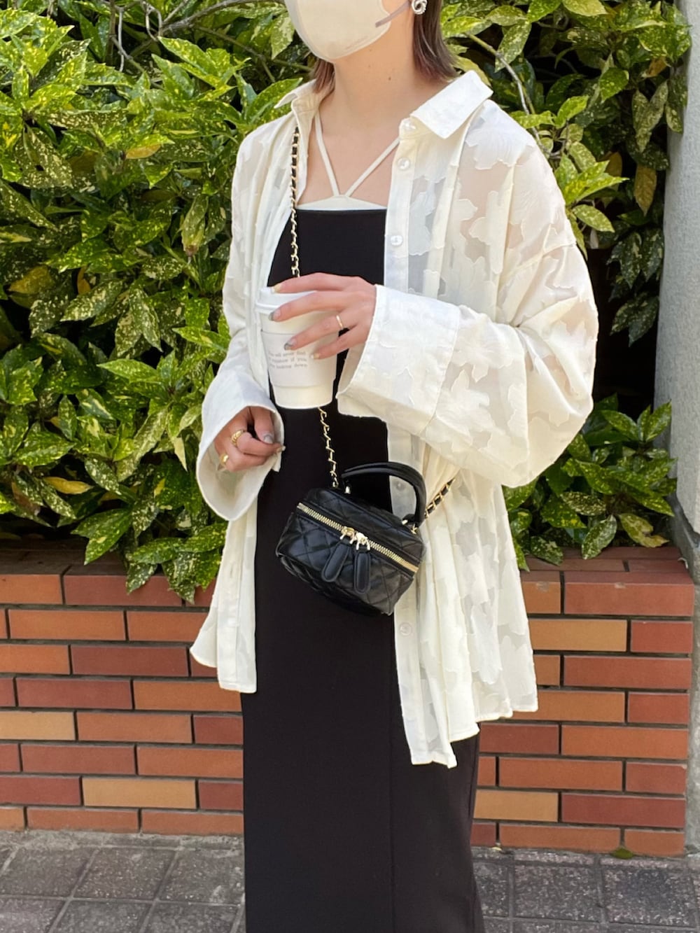 ホワイト系のシャツ/ブラウス、ブラック系のその他シューズを着用したレディースの春コーディネートの2枚目の写真