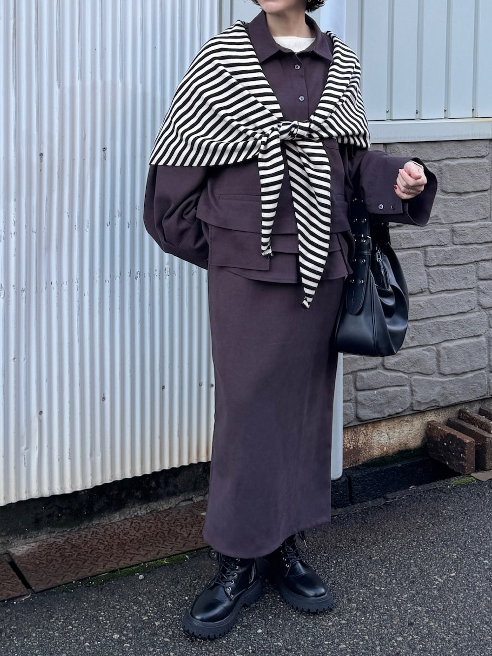 ブラウン系のシャツ/ブラウス、ブラウン系のスカート、ブラック系のハンドバッグを着用したレディースの秋コーディネートの3枚目の写真