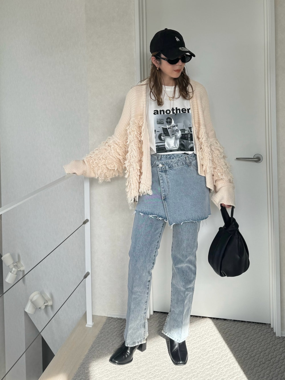 ホワイト系のTシャツ/カットソー、ブルー系のスカート、ブルー系のその他パンツを着用したレディースの冬コーディネートの2枚目の写真