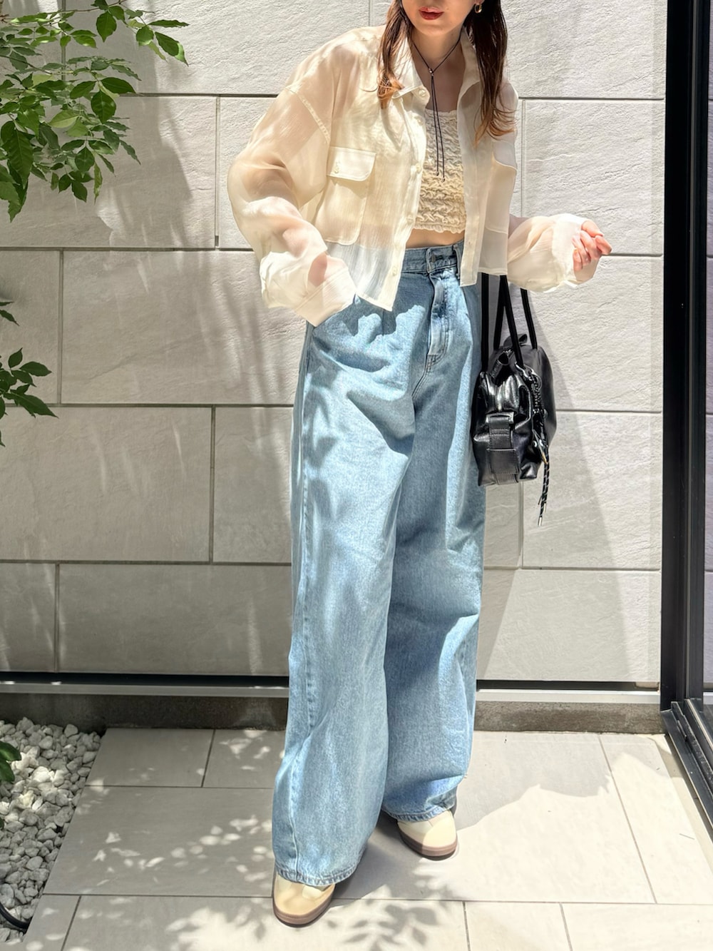 ホワイト系のタンクトップ、ホワイト系のシャツ/ブラウス、ブルー系のデニムパンツを着用したレディースの夏コーディネートの4枚目の写真