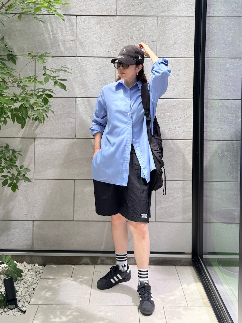 ブルー系のシャツ/ブラウス、ブラック系のスニーカー、ブラック系のその他パンツを着用したレディースの夏コーディネートの2枚目の写真