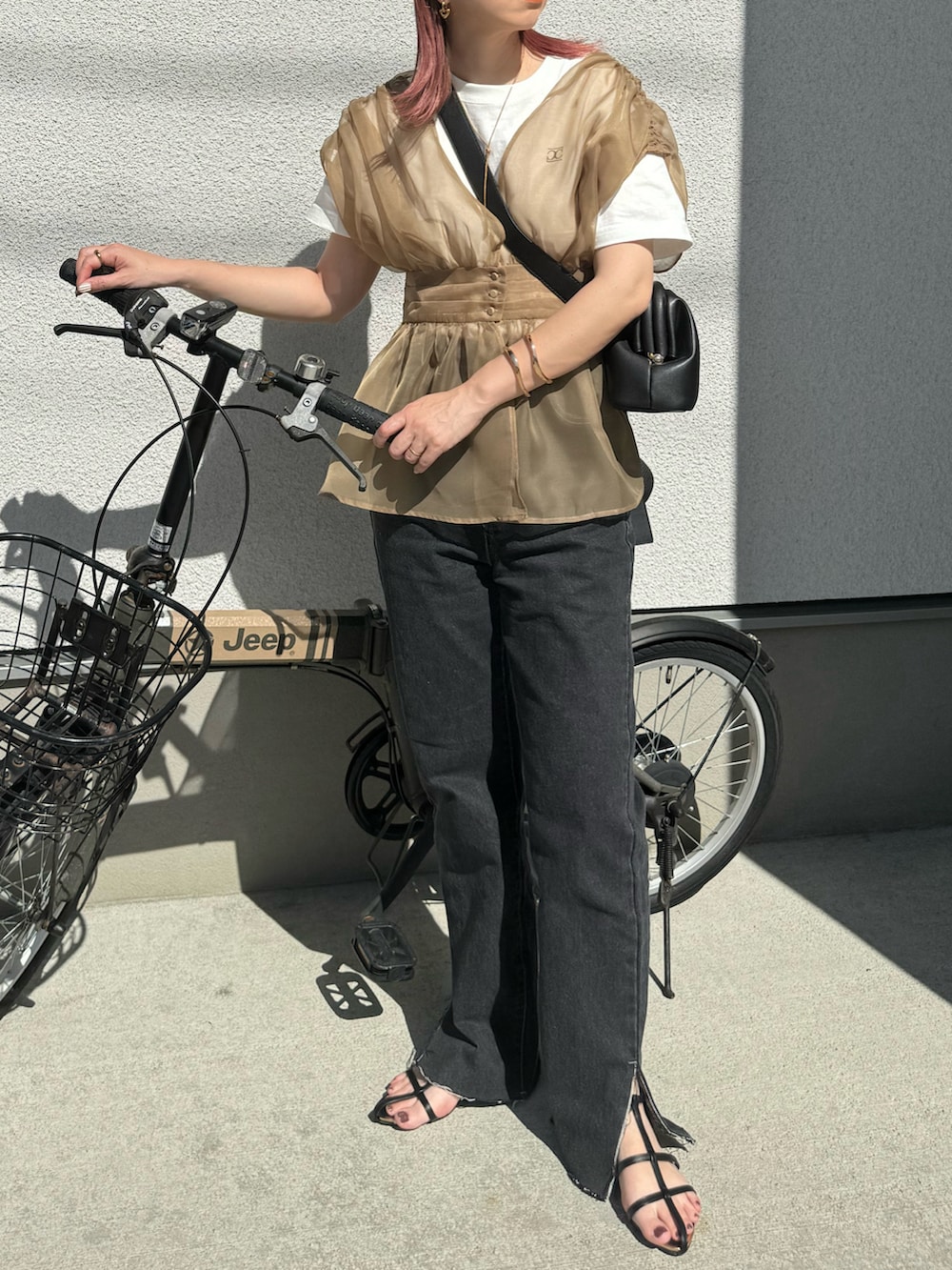 ベージュ系のTシャツ/カットソー、ホワイト系のTシャツ/カットソー、ブラック系のサンダルを着用したレディースの夏コーディネートの3枚目の写真