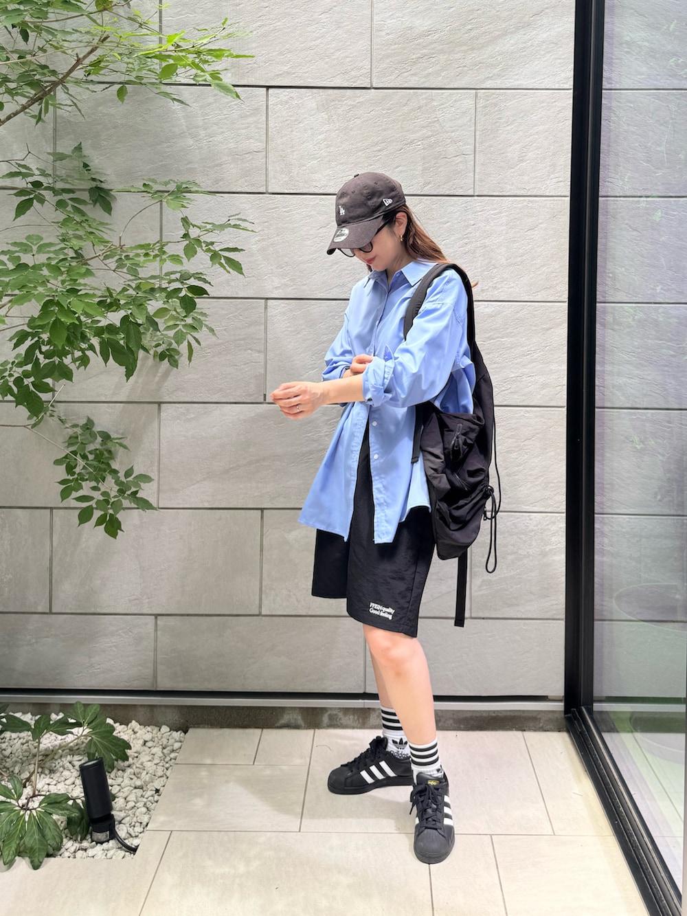 ブルー系のシャツ/ブラウス、ブラック系のスニーカー、ブラック系のその他パンツを着用したレディースの夏コーディネートの3枚目の写真