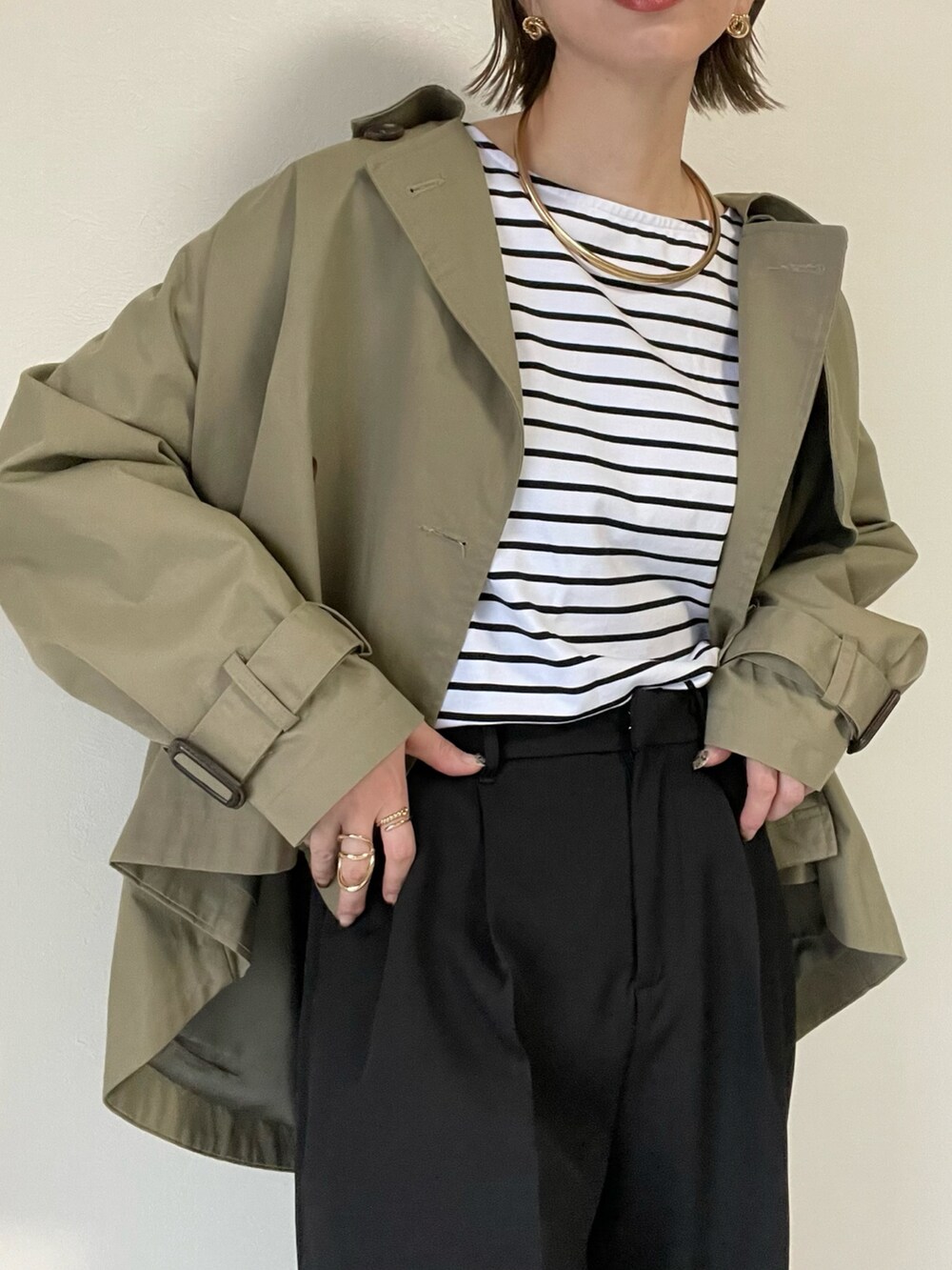 ブラック系のショルダーバッグ、グリーン系のトレンチコート、ブラック系のその他シューズを着用したレディースの冬コーディネートの4枚目の写真