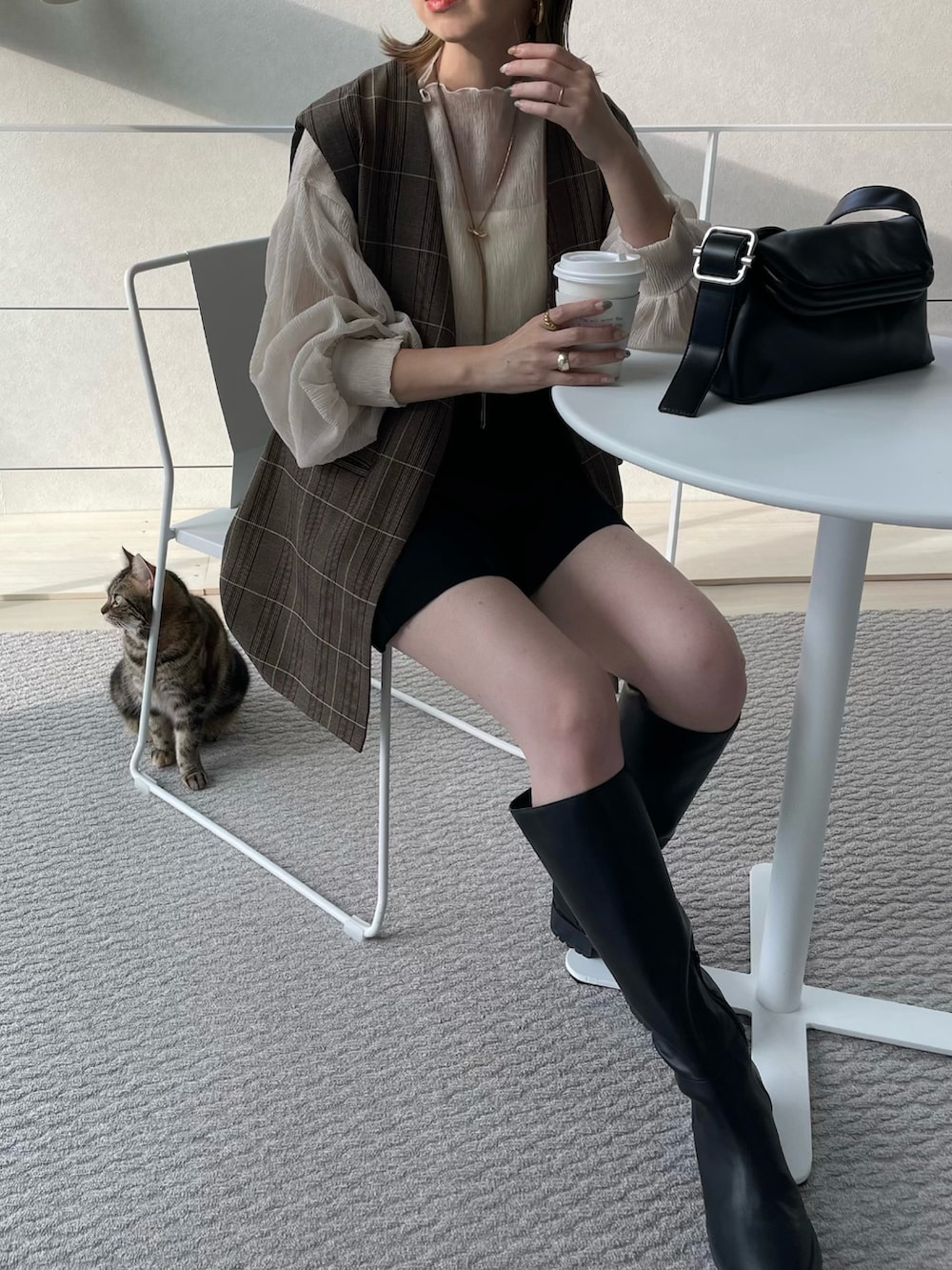 ホワイト系のシャツ/ブラウス、その他のベスト、ブラック系のその他パンツを着用したレディースの秋コーディネートの5枚目の写真